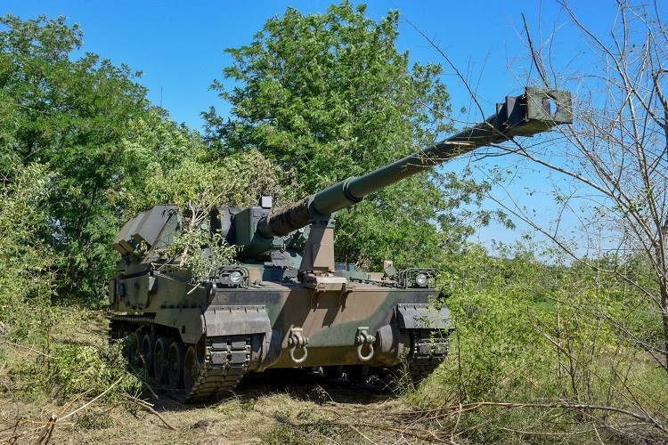 Pháo tự hành M109 của Ukraine “nấp” trong rừng, tung đòn phản kích Nga